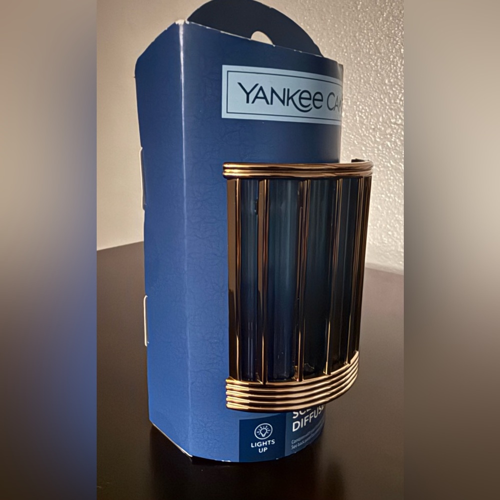 Yankee Candle Copper Cuff ScentPlug Diffuser | Light-Up Fragrance Warmer | Decor - Picture 2 of 3